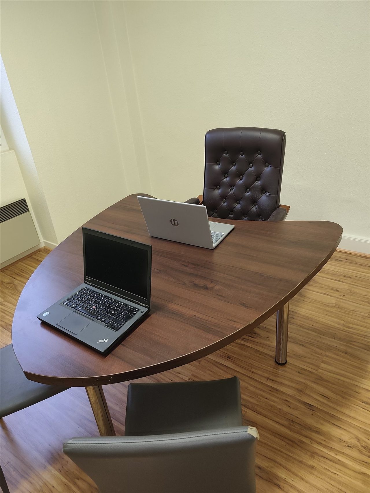 Table et ordinateurs utilisés pour les tests psychotechniques au cabinet d’Oyonnax